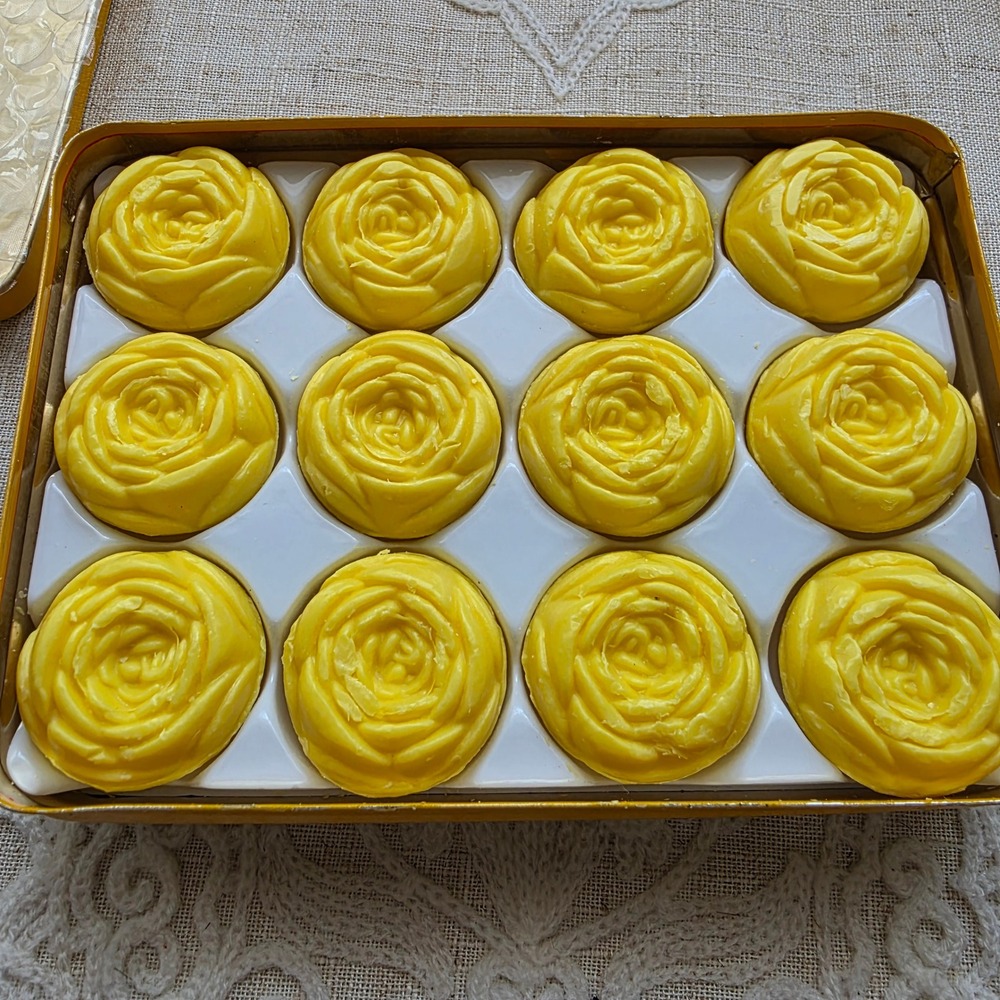 NEW Yellow Rose Shaped Scented Guest Soaps Daffodil Floral Decorative Tin Vtg